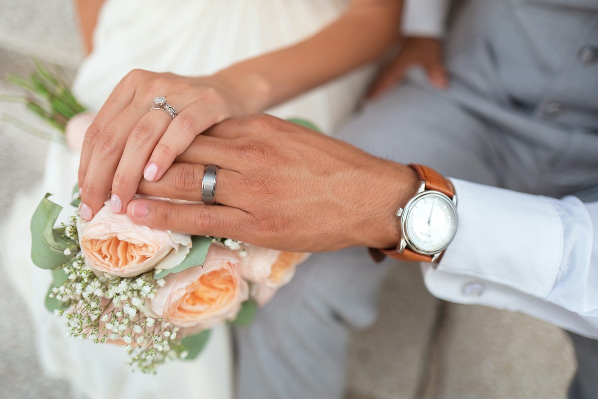 Nikah davetiyesi — el ele yüzükler ve buket